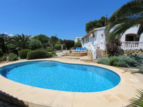 Maravillosa villa en Moraira con piscina privada y jardín, cercana a la playa, ideal para familias - HISP-216-207